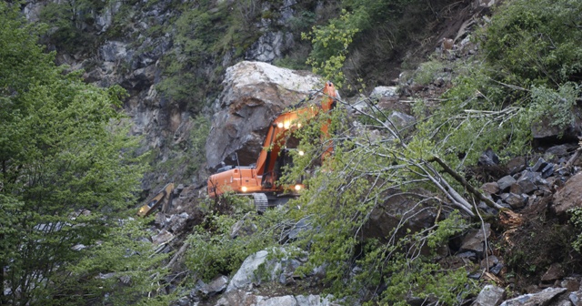 Giresun-Şebinkarahisar kara yolunda heyelan ulaşımı kapattı