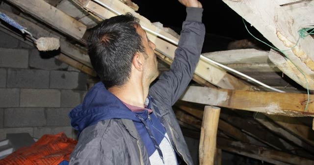 Hakkari’de etkili olan fırtına bir evin çatısını uçurdu