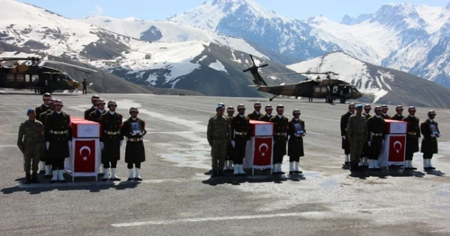 Hakkari'de şehit askerler için tören