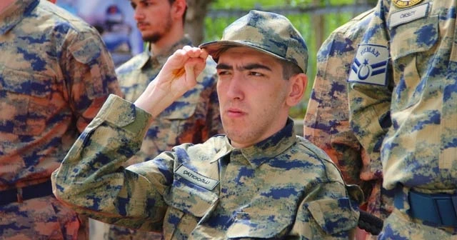 Hayallerini süsleyen Türk askeri üniformasını giymenin gururunu yaşadılar