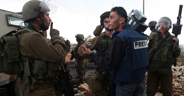 İsrail Batı Şeria&#039;da Filistinli gazetecileri gözaltına aldı