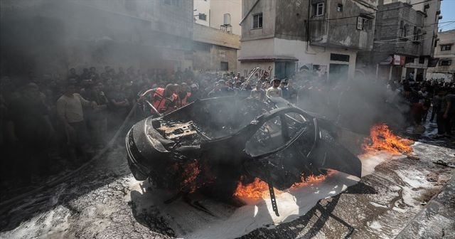İsrail Gazze&#039;de sivilleri taşıyan aracı hedef aldı