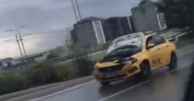 İstanbul&#039;da kaputu açık ilerleyen sürücü yakalandı