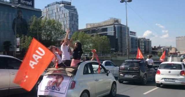 İstanbul&#039;da lüks araçlarla tehlikeli mezuniyet kutlaması