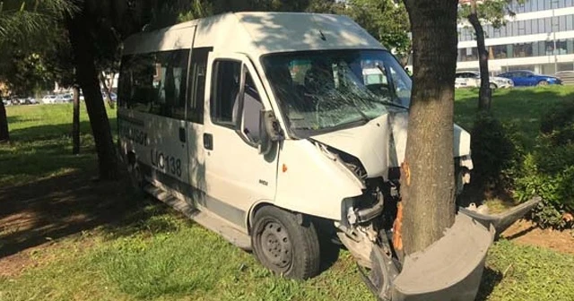 İstanbul'da servis aracı ağaca çarptı! Yaralılar var...