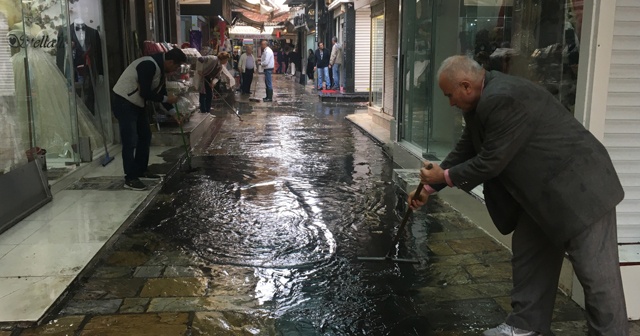 İzmir&#039;de dolu ve sağanak etkili oldu