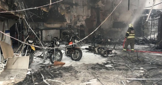 İzmir&#039;de yangın dehşeti: Motosikletler hurdaya döndü