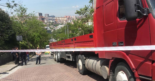 Kağıthane&#039;de doğalgaz borusu taşıyan tırın halatları koptu