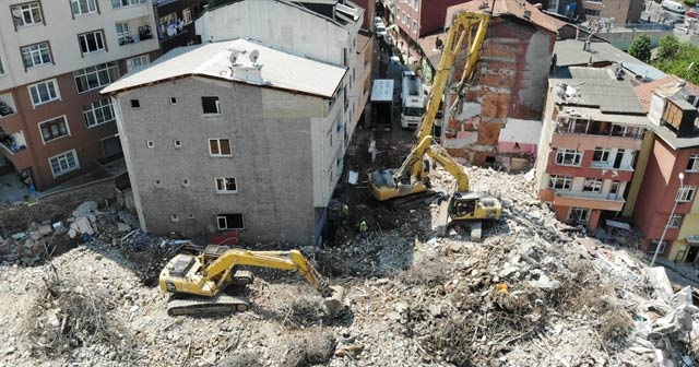 Kağıthane’de yıkım kararı verilen binaların yıkımı devam ediyor