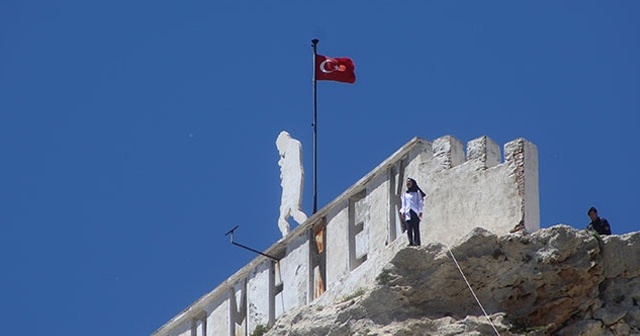 Kaleden intihara kalkışan liseli kızı polis ikna etti