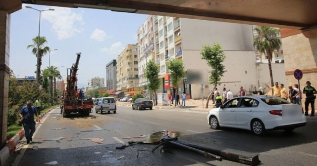 Kamyonun üzerindeki iş makinası üst geçide çarptı: 2 yaralı