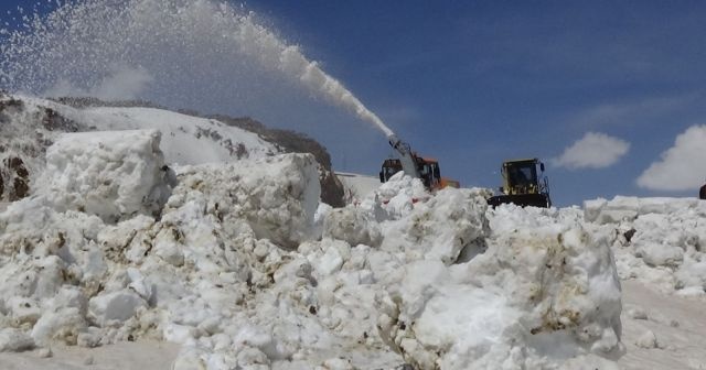 Karla kaplı yol 6 ay sonra açılabildi