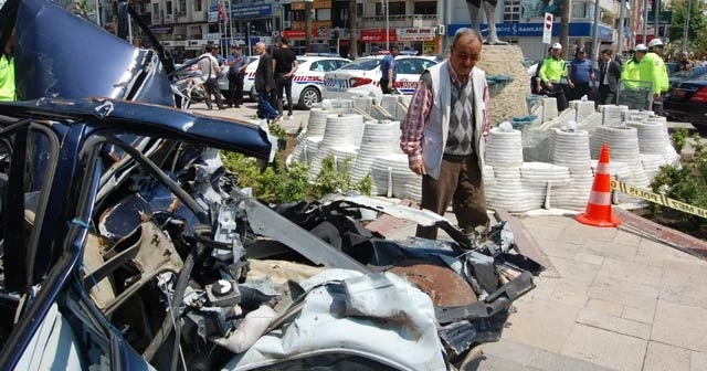 Kazada hurda haline gelen otomobili ibret için sergilediler