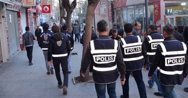 Kendilerine polis süsü veren hırsızlar yakalandı