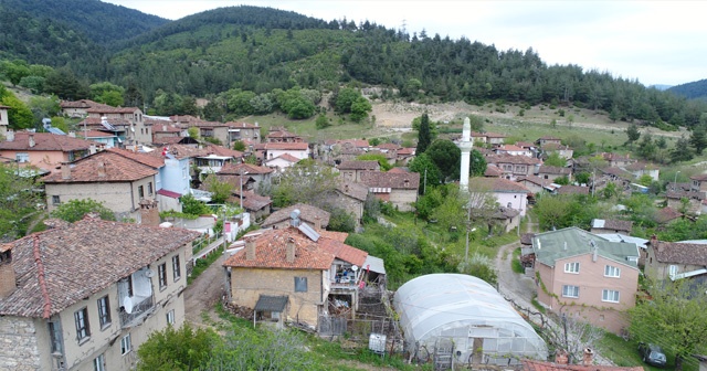 Kimse dokunamıyor...Bir köy göz göre göre yok oluyor