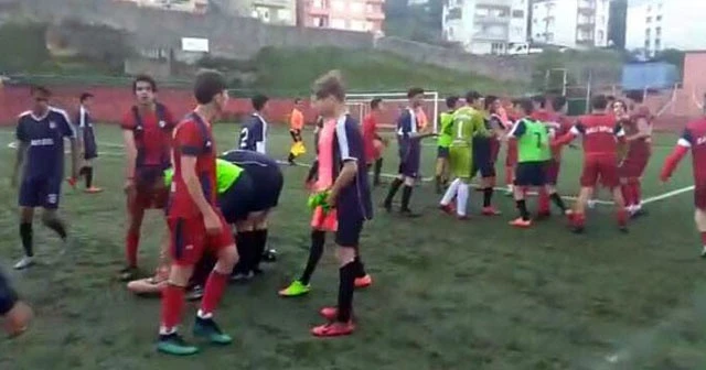 Kırmızı kartı yedi, rakibine uçan tekme attı