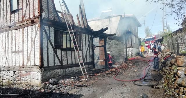 Kızılcahamam&#039;da köyde çıkan yangın itfaiyeyi alarma geçirdi