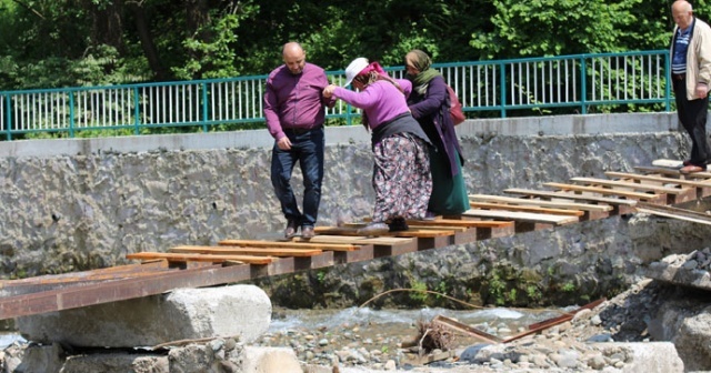 Mahallelinin köprü çilesi