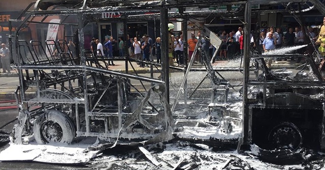 Maltepe&#039;de minibüs alev alev yandı