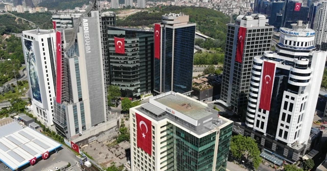 Maslak'ta gökdelenler kırmızı beyaza büründü
