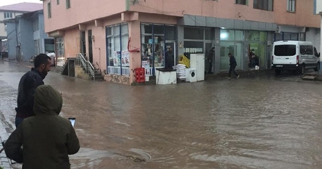 Meteoroloji uyarmıştı! Bingöl&#039;de kuvvetli yağış hayatı olumsuz etkiledi