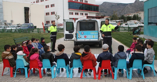 Minikler hem eğleniyor hem de trafik kurallarını uygulamalı öğreniyor