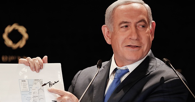 Netanyahu, Golan Tepeleri&#039;ni İsrail toprağı olarak gösteren Trump imzalı haritayı basına gösterdi