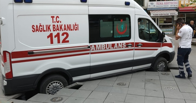 Olaya giden ambulans zemine saplandı