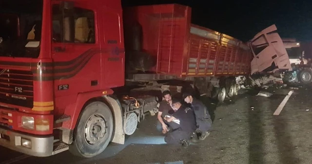 Önündeki TIR'a çarpan TIR'ın kabini koptu: 1 yaralı