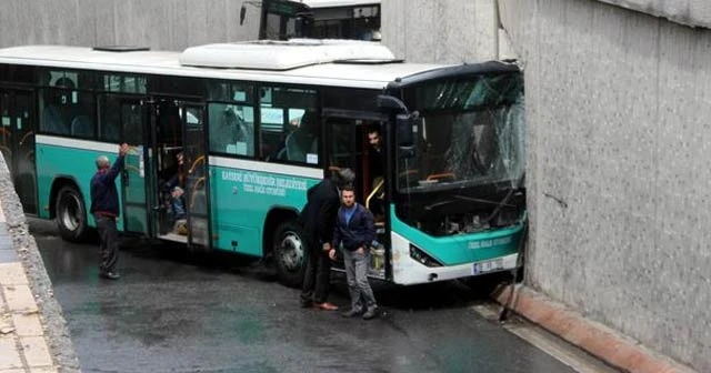 Özel halk otobüsü alt geçitte kaza yaptı: 8 yaralı