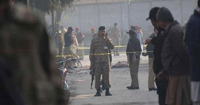Pakistan&#039;da camide patlama: 1 ölü, 16 yaralı
