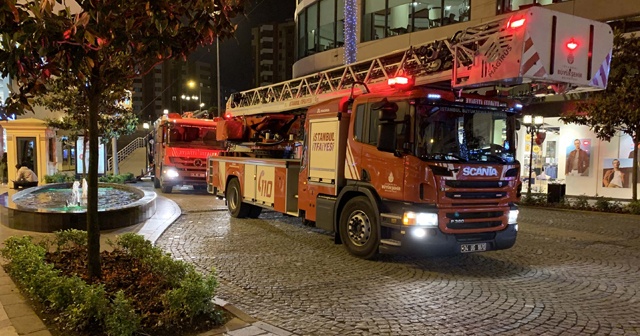 Pendik&#039;te alışveriş merkezinde yangın