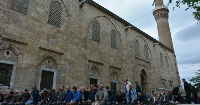 Ramazan&#039;ın ilk cuma namazında camiler doldu taştı