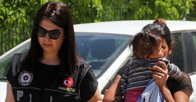 Reçeteli hap satan kadın yüzünü çocuğuyla gizledi
