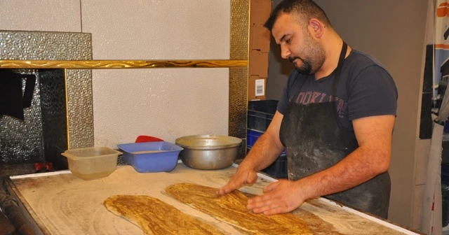 Sandıklı'nın geleneksel 'haşhaşlı tahinli' Ramazan pidesi