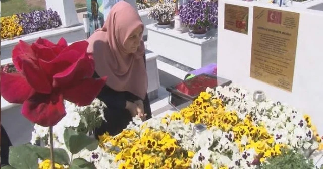 Şehit annesi oğlunun kabriyle karşı karşıya yaşıyor