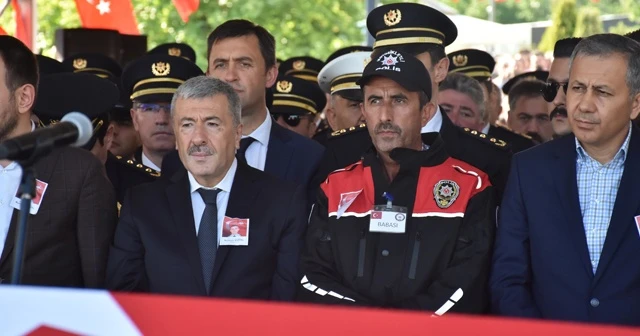 Şehit oğlunu üniformasını giyerek uğurladı