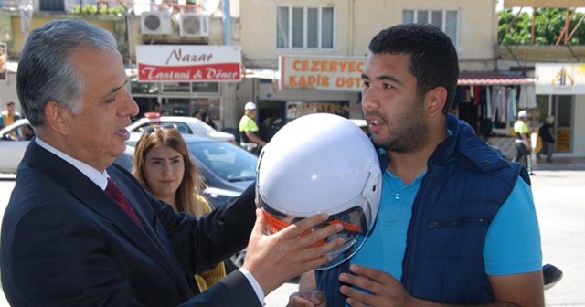 Silifke’de motosiklet sürücülerine kask dağıtıldı