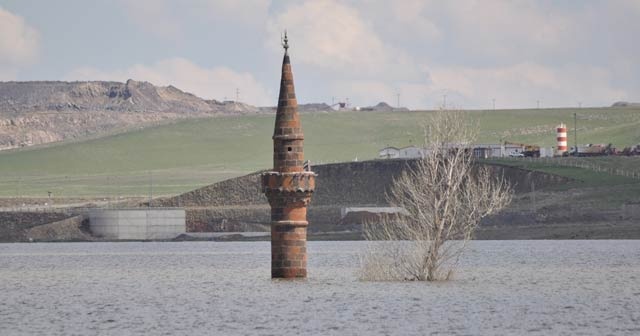 Sular altında kalan köyünü görmek için yurt dışından Kars’a geldi