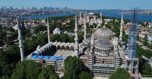 Sultanahmet Camii'nde camlar kırılarak restorasyon iskelesi kuruldu