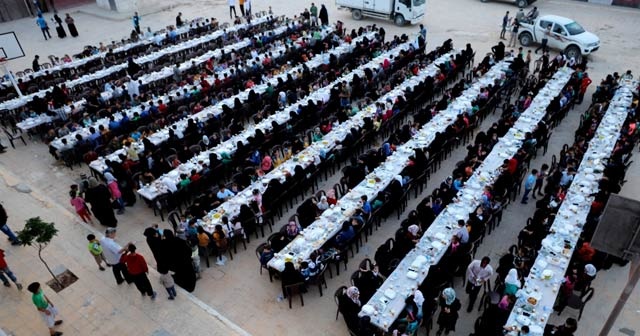 Suriye’de yetimlerle iftar