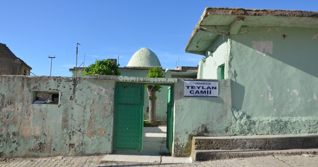 Tarihi cami bakımsızlıktan dökülüyor