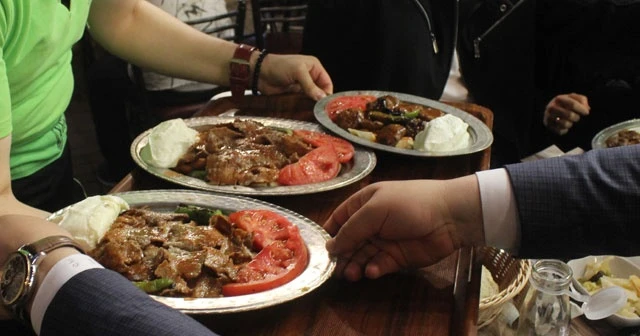 Tarihi lezzetle iftar açmak isteyen binlerce kişi oraya akın ediyor