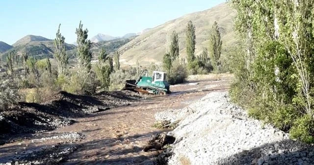 Taşan dere ıslah edilmeye başlandı