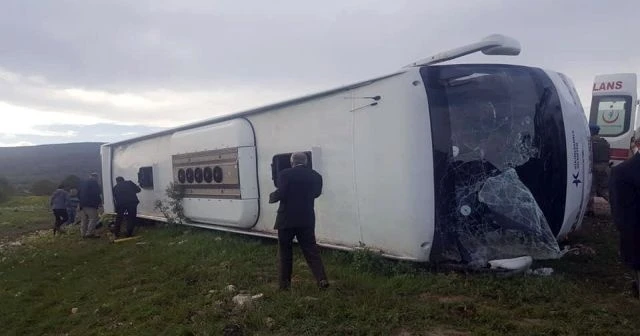 Taziyeden dönenleri taşıyan otobüs devrildi