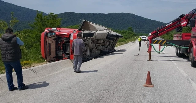 Tır uçurama yuvarlanmaktan son anda kurtuldu