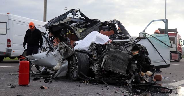 Tıra çarpan lüks araç hurdaya döndü: 1 ölü, 1 yaralı