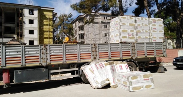 Tırdan indirilen yük çocuğun üzerine düştü