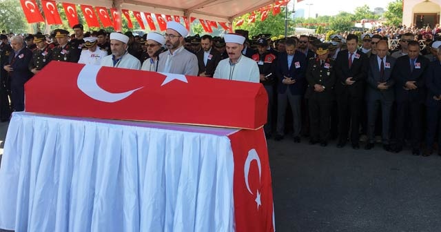 Trafik kazasında şehit olan polis memuru son yolculuğuna uğurlandı