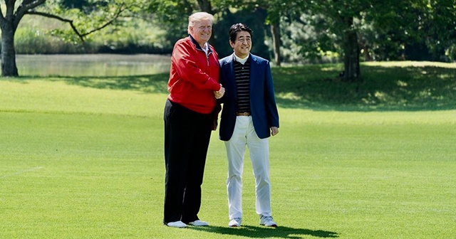 Trump, Japonya Başbakanı ile golf oynayıp sumo maçı izledi